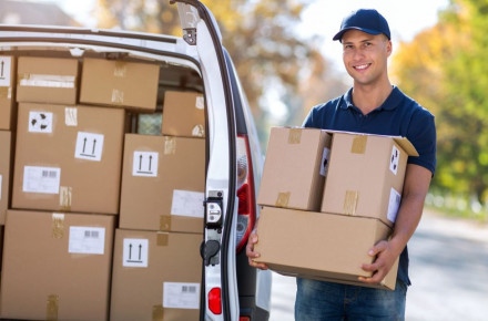 Pros and cons of last-mile delivery services